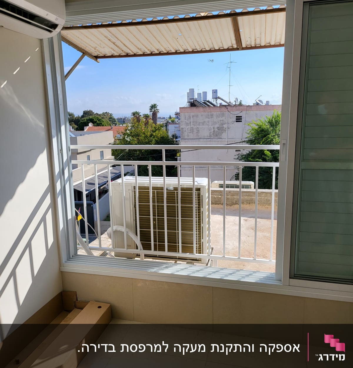 מסגרת חלון עם תריסים ומזגן חיצוני